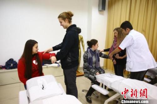 中醫(yī)藥文化成為中國(guó)“名片”，越來(lái)越受到海內(nèi)外熱捧，來(lái)華學(xué)習(xí)中醫(yī)中藥的洋學(xué)生人數(shù)與日俱增?！≤窡?攝
